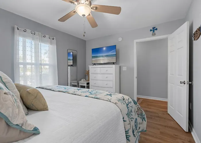 Grand Caribbean East Poolside Palms * Pensacola